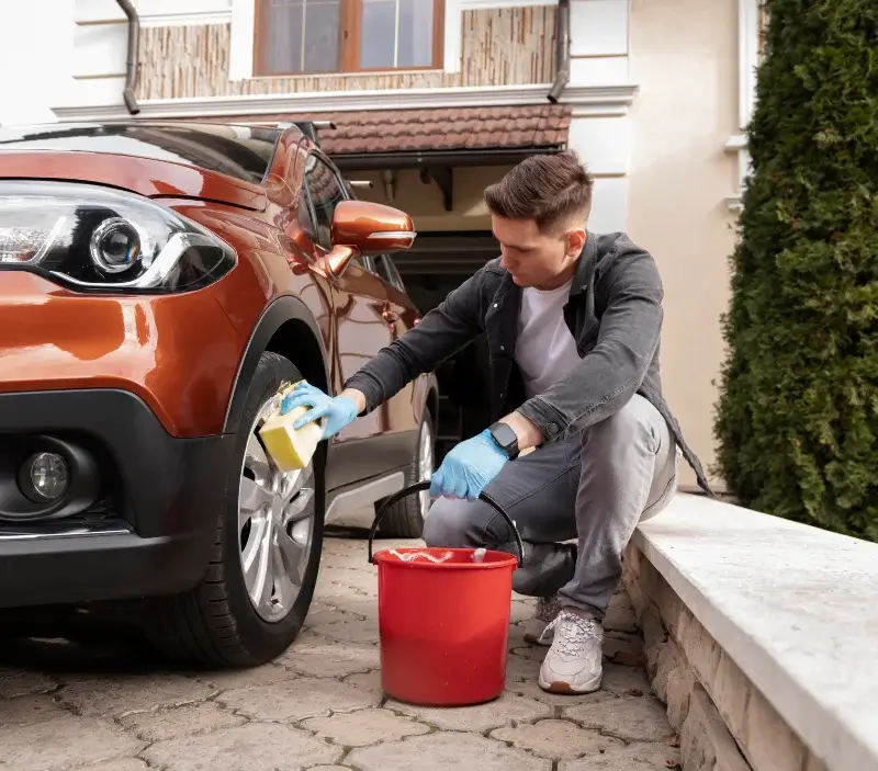 Lavage auto à domicile Saint-Pardoux-la-Rivière : professionnel intervenant sur un véhicule